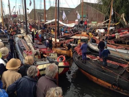 Deelnemers Strontrace 2014 maken zich in Workum klaar voor de start (foto Zeilvracht)