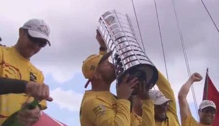 Schipper Ian Walker van de Abu Dhabi-boot neemt direct na aankomst in Göthenborg de Volvo Ocean Race 2014-15 trofee in ontvangst