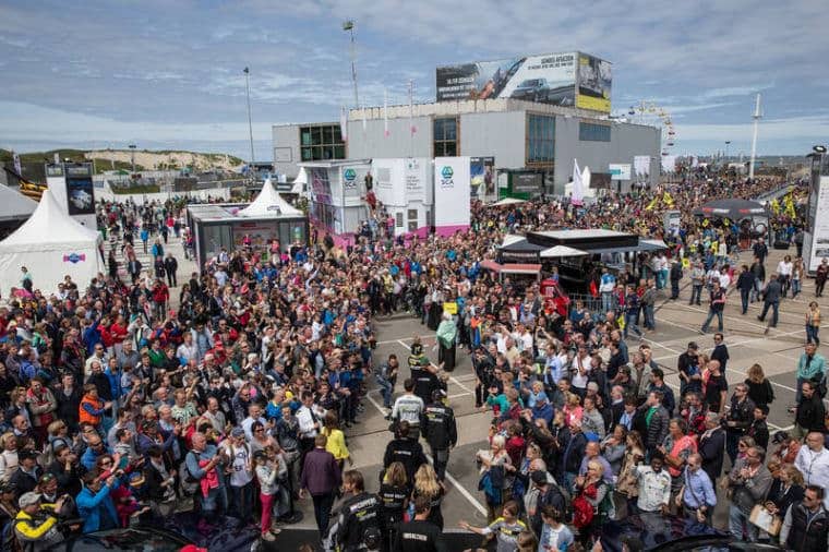 De Brunel bemanning loopt onder massale belangstelling naar de boot. (foto: Victor Fraile / Volvo Ocean Race)