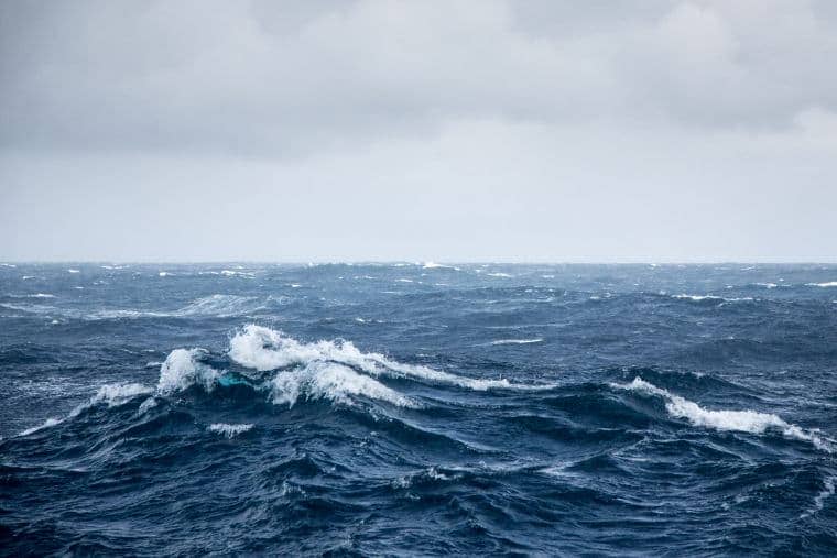 De op deze breedten onvoorspelbare Stille Oceaan doet snel grote verschillen ontstaan (foto Spindrift)