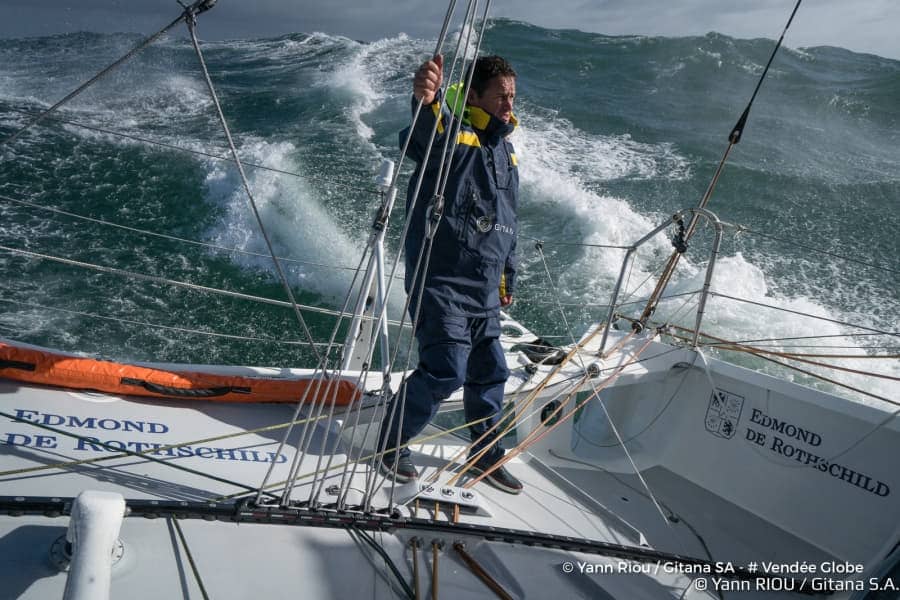 'UFO' bezorgt Sebastien Josse (FRA) roerprobleem en 4 uur oponthoud - Photo Yann Riou / Gitana SA
