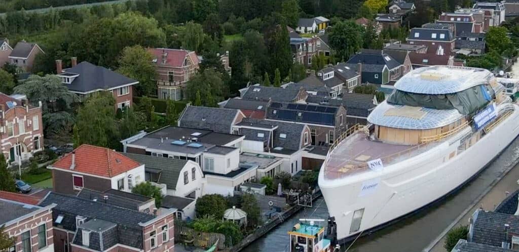 Superjacht door het groene hhart Superjacht door het groene hhart