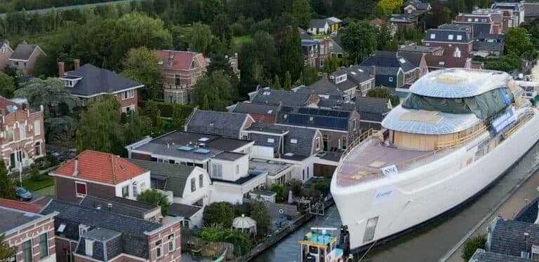 Superjacht door het groene hhart