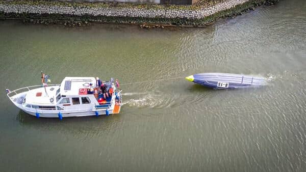 De omgeslagen powerboat
