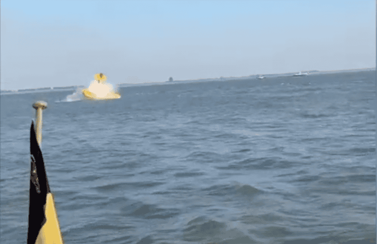 Vliegtuig raakt het water