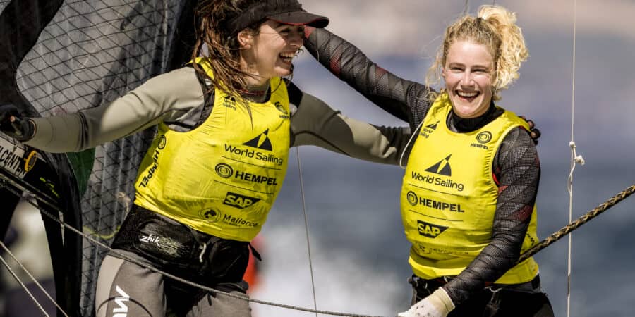 Van Aanholt en Duetz Europees Kampioen 49erFX en Lambriex en Van de Werken zilver EK 49er