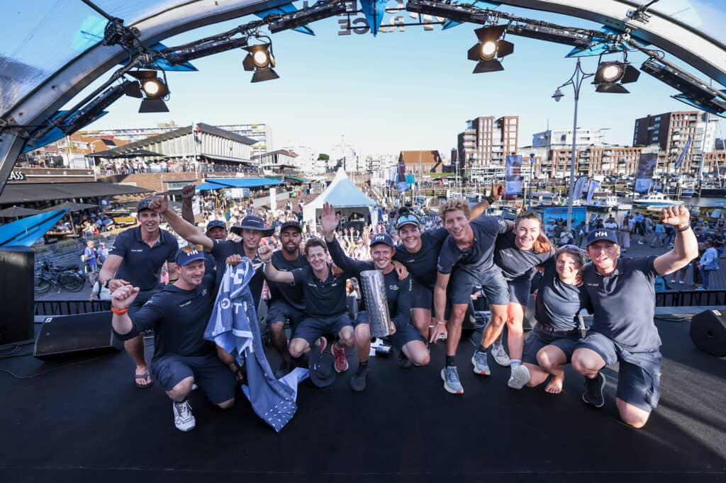 Team JAJO op het podium in Scheveningen
