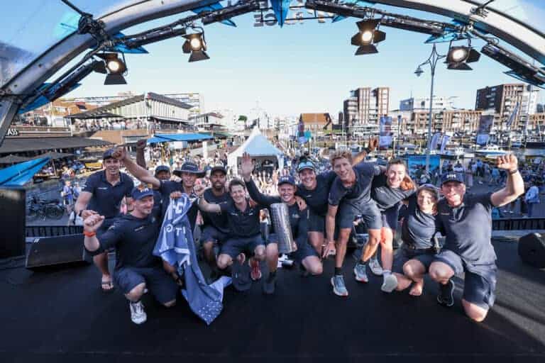 Team JAJO op het podium in Scheveningen