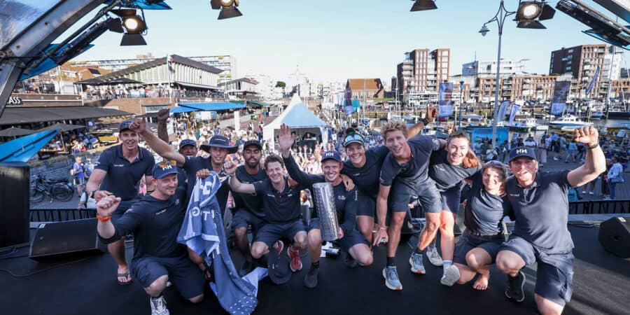 Team JAJO op het podium in Scheveningen