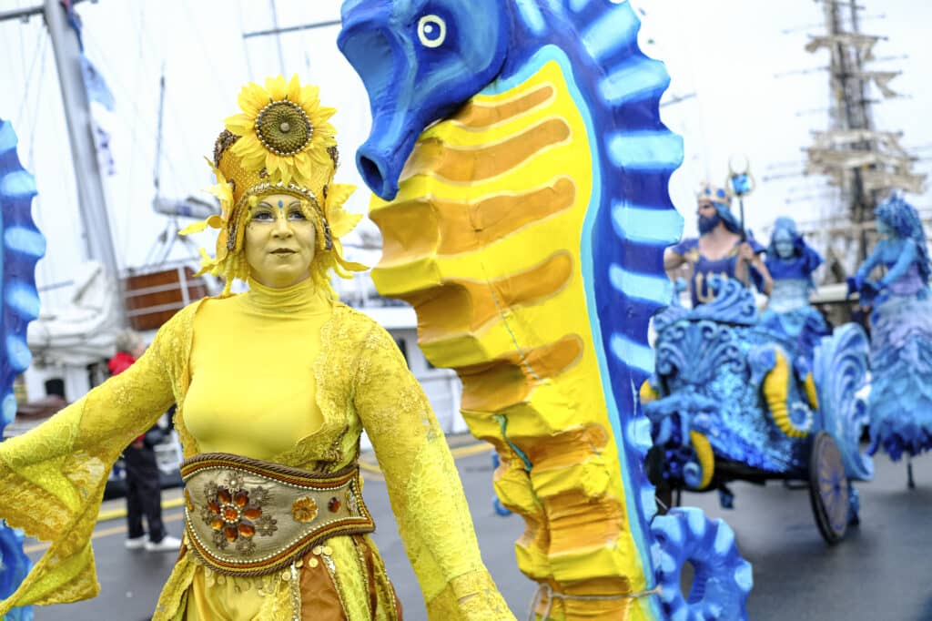 Straattheater op de kade bij Sail Den Helder 2023