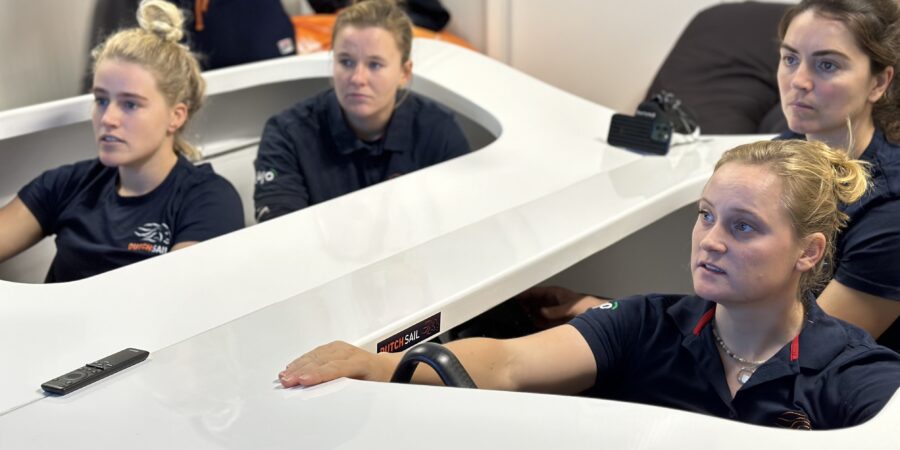 Van links naar rechts met de klok mee: Van Aanholt, Usman, Duetz en Offerman in de simulator.