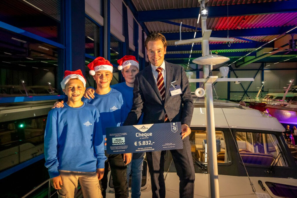 Deze afbeelding heeft een leeg alt-attribuut; de bestandsnaam is Vaarmarkt (voorheen Nauticlink)-LinssenYachts-overhandigt-cheques-1024x683.jpg
