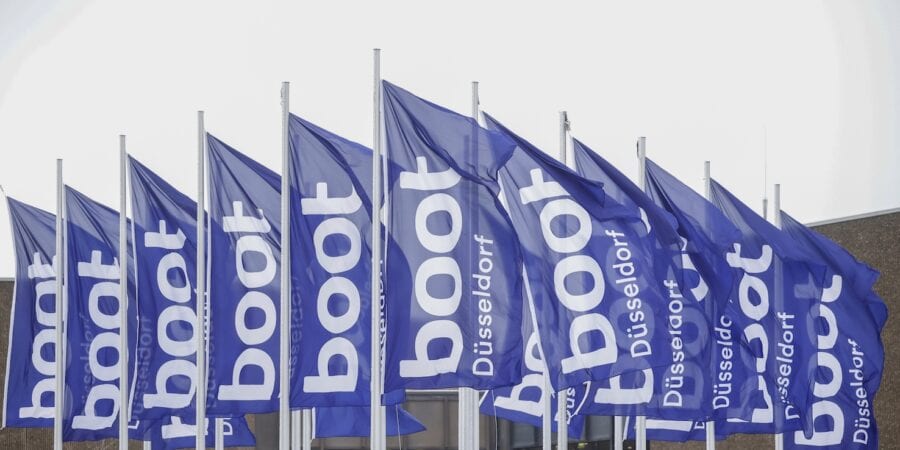 11 Tage vor Beginn der boot Düsseldorf 2026 legt am Morgen des 6. Januars das große Lastschiff mit sieben Yachten an Bord an der Rampe gegenüber der Messehalle 6 an. Im Rotterdamer Hafen hat die „Walvis“ des niederländischen Yachttransportunternehmens Starclass die schnittigen Schönheiten aufgeladen und sie sicher zur größten Wassersportmesse der Welt gefahren. Mit an Bord ist auch die größte und schwerste Yacht, die es in diesem Jahr auf der boot zu sehen gibt: in der Superyachthalle 6 zeigt die italienische San Lorenzo Werft die SD90, 27,43 Meter lang und 7 Meter breit, bringt sie ganze 112 Tonnen auf die Waage.
Fans dürfen sich auch auf folgende Yachten auf der „Walvis“ freuen: Ferretti FY 720 (Maße: 22,30m x 5,60m, 49 Tonnen), Pershing 6X (18,94m x 4,80m, 37 Tonnen), Azimut 53 Fly (16,78m x 4,95m, 30 Tonnen), Azimut 62FLY (19,22m x 5,08m, 38 Tonnen), Galeon 560 Fly (17,29m x 4,76m, 26 Tonnen) sowie Azimut 26MT GRANDE (26,09m x 6,30m, 84 Tonnen). Mit der Abladung ist in dieser Reihenfolge zu rechnen, die San Lorenzo SD90 wird wahrscheinlich am frühen Nachmittag an Land gehen.
Wenn der Ponton am Dienstag an der Rampe zum Rhein angelegt hat, wird schnellstens eine Transportbrücke vom Fluss zur Rampe gebaut. Auf dieser rollen anschließend die Tieflader an, auf die die Yachten aufgeladen werden. Sie bringen die Yachten nacheinander zur Halle 6.