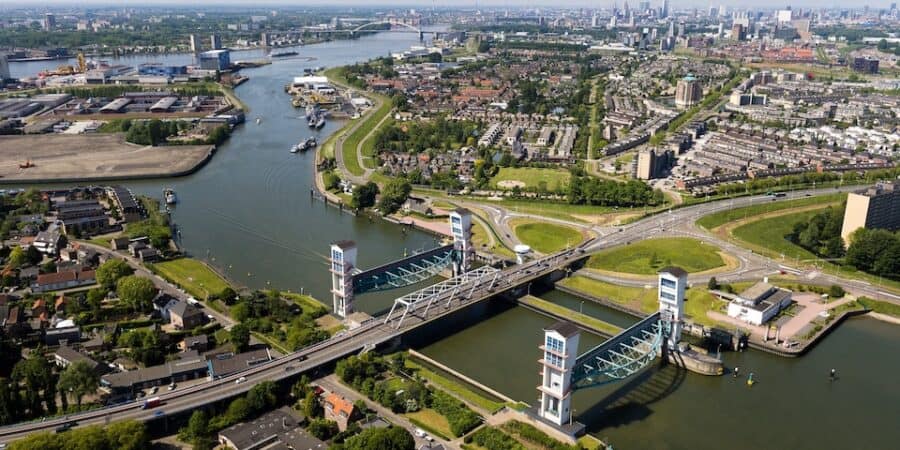 De Algerabrug in Krimpen aan den IJssel met in de achtergrond de van Brienenoordbrug.