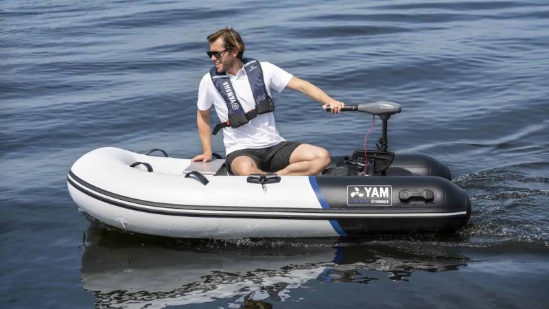 2020 Yamaha M 18 EU Grey Action 002 03