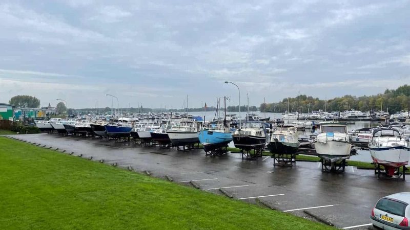 33 boten op 1 locatie in de online veiling