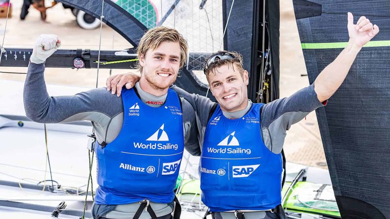 Zeilers Bart Lambriex en Floris van de Werken hebben bij de WK in Scheveningen hun wereldtitel in de 49er-klasse geprolongeerd.