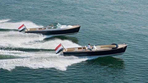 Bentley onder de boten naar Verschuur Watersport-Vaarmarkt