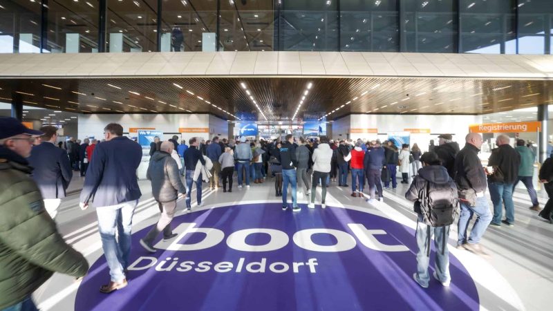 Mit über 200.000 Besuchern aus mehr als 100 Ländern und 1.500 Ausstellern auf 220.000 Quadratmetern in den Hallen 1 bis 17 ist die boot Düsseldorf vom 18. bis 26. Januar 2025 die größte Yacht- und Wassersportmesse der Welt. Sowohl Segler als auch Motorbootfahrer finden hier eine große Vielfalt an Booten, Jollen, Superboats oder Luxusyachten. Die beliebten Wassersportarten Tauchen, Surfen, Kitesurfen, Stand Up Paddling, Skimboarden oder Kanu fahren gibt es auf der boot in allen Facetten und mit dem entsprechenden Equipment. Attraktive Bühnenprogramme mit den Stars der Szene, aktuelle Trends und ein hochkarätiger Mix aus Workshops und Mitmachaktionen, sowohl für den Freizeitsportler als auch für Experten, machen die Messe weltweit einzigartig. Doch auch der Meeresschutz und innovative, nachhaltige Technologien stehen auf der boot 2025 im Fokus. In Zusammenarbeit mit der European Boating Industry (EBI) bietet das blue innovation dock ein einzigartiges Dialogformat mit politischer, wirtschaftlicher, technologischer und medialer Expertise in der Halle 10.