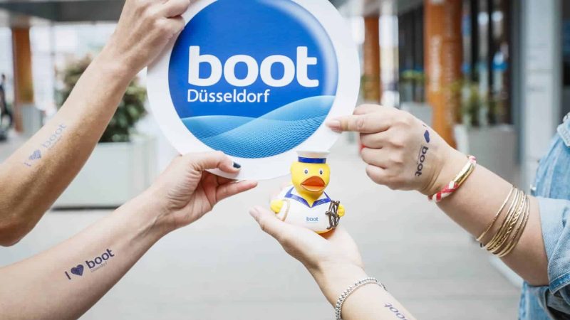 Flagge zeigen für die boot 2023 mit den neuen Tattoos „I love boot“. Das Marketing-Team der boot zeigt wie es geht: Ob am Arm oder dem Fußgelenk die boot Tattoos sind echte Hingucker und werden bei den Sommerevents schon jetzt Lust auf Meer und boot machen.