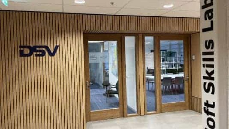 DSV geeft les op het Scheepvaart & Transport College in Rotterdam