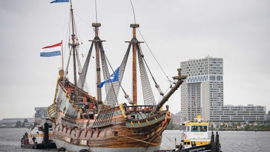 De Batavia langs het centrum van Amsterdam-Vaarmarkt