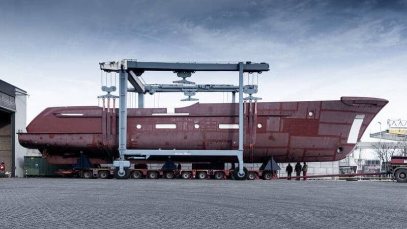 Het casco van de 34m Moonen 110 is aangekomen bij scheepswerf in Den Bosch