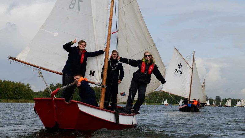 Honderden scouts op het Nuldernauw-Vaarmarkt