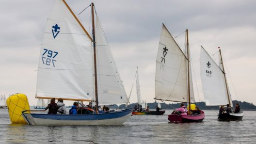 Honderden scouts op het Nuldernauw tijdens NK lelievlet-Vaarmarkt