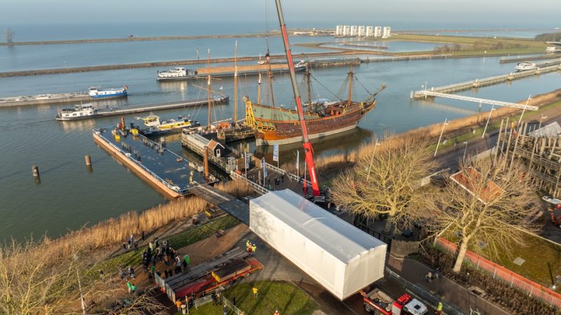 IJsselkogge wordt op ponton gereden-Vaarmarkt
