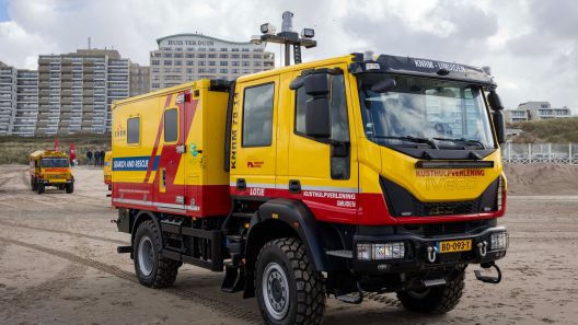KNRM neemt eerste nieuwe kusthulpverleningsvoertuig Lotje in gebruik-Vaarmarkt