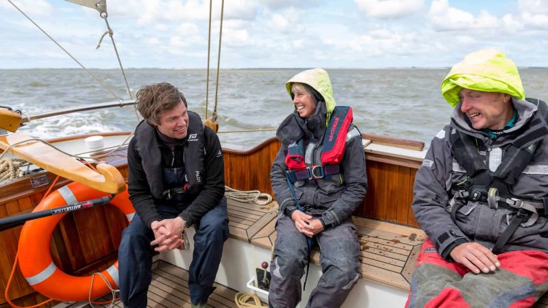 Zeilers met reddingsvest