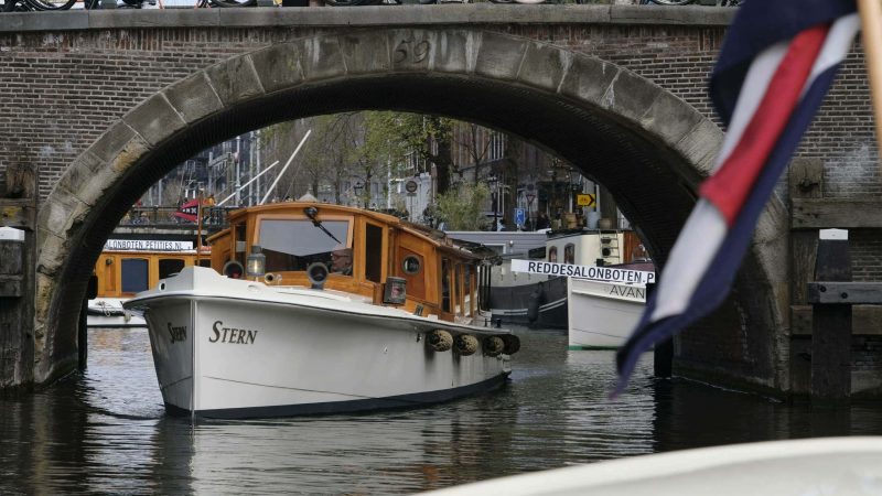 Onverwachte rondvaart demonstratie Amsterdam 2021 van de klasieke salonboten door de grachten. schippers worden bekeurd voor Flyeren  (foto vrij te gebruiken met naamsvermelding bij persbericht SalonVloot 05/24 Amsterdam)

E.J.Bruinekool Fotografie Hilversum  Copyright naamsvermelding verplicht lid NVJ. Berlagelaan 62, 1222JZ,  Hilversum, Nederland, tel. 31(0)356850950, fax. 31 356479199