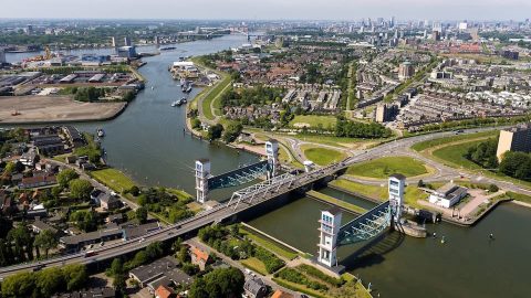 De Algerabrug in Krimpen aan den IJssel met in de achtergrond de van Brienenoordbrug.
