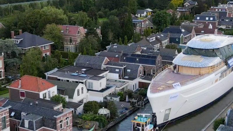 Superjacht door het groene hhart