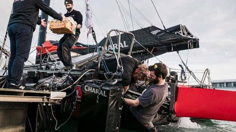 Een team van tegen de twintig man heeft de afgelopen drie à vier dagen hard gewerkt om de 'Charal' weer wedstrijdwaardig te maken...