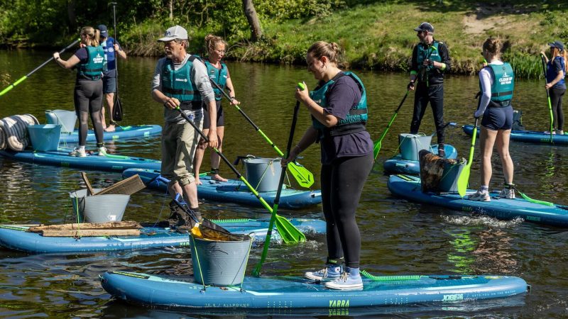 Vaarmarkt-Clean Up on Tour haalt vanaf SUP ruim twaalf ton afval uit het water