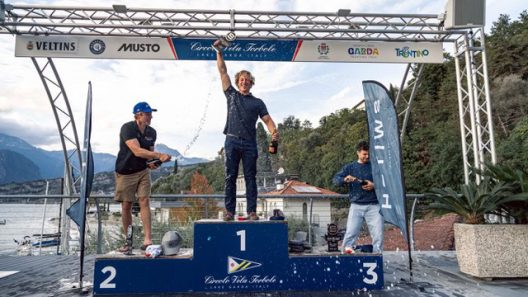 Vaarmarkt-Paul Hameeteman verovert wereldtitel in foiling klasse Switch