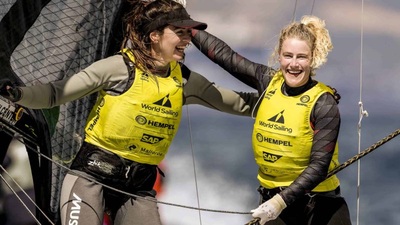 Van Aanholt en Duetz Europees Kampioen 49erFX en Lambriex en Van de Werken zilver EK 49er