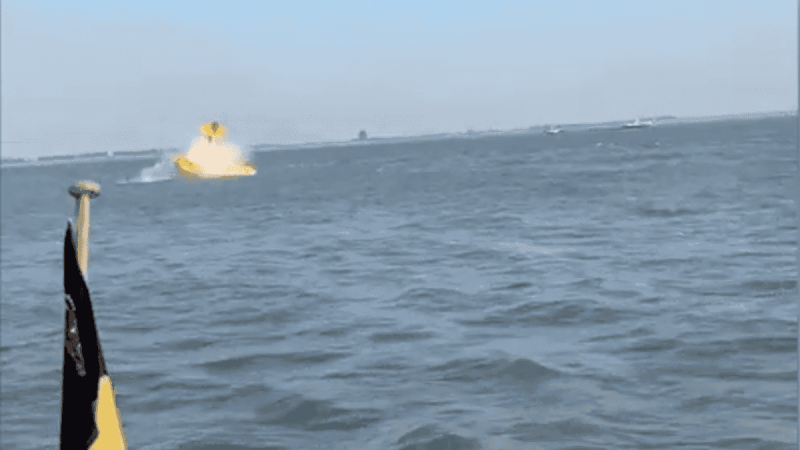 Vliegtuig raakt het water