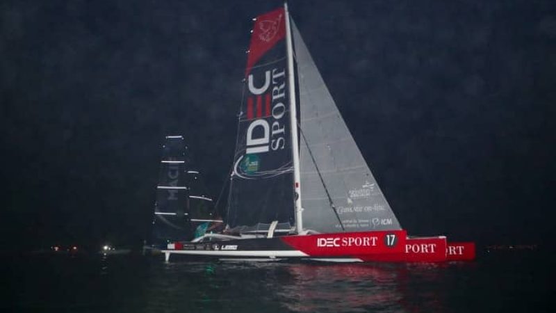 Op een mijl voor de finish liggen de twee 'Ultimes' boord aan boord (foto Alexis Courcoux / Route du Rhum)